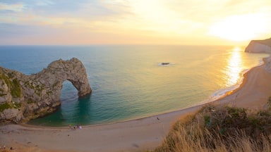 Durdle Door welches beinhaltet schroffe Küste, Bucht oder Hafen und Sonnenuntergang