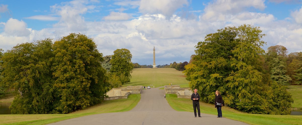 Palais de Blenheim qui includes jardin aussi bien que couple