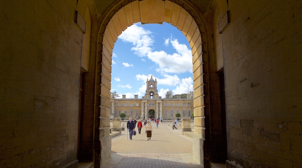 Blenheim Palace som viser en plads eller et torv