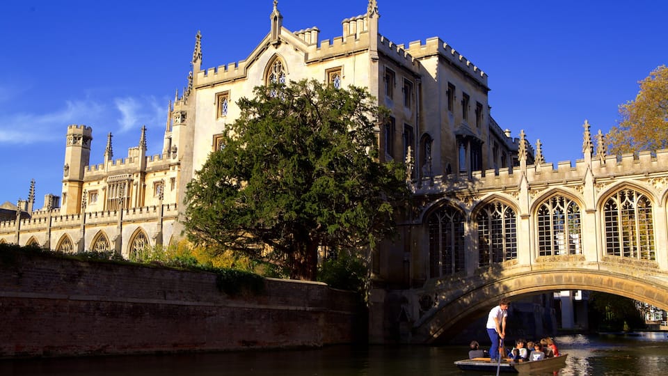 Bridge of Sighs featuring heritage elements, kayaking or canoeing and a bridge