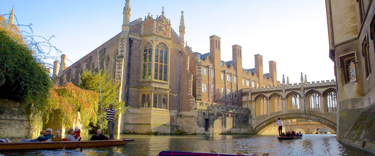 Bridge of Sighs which includes heritage elements, heritage architecture and kayaking or canoeing