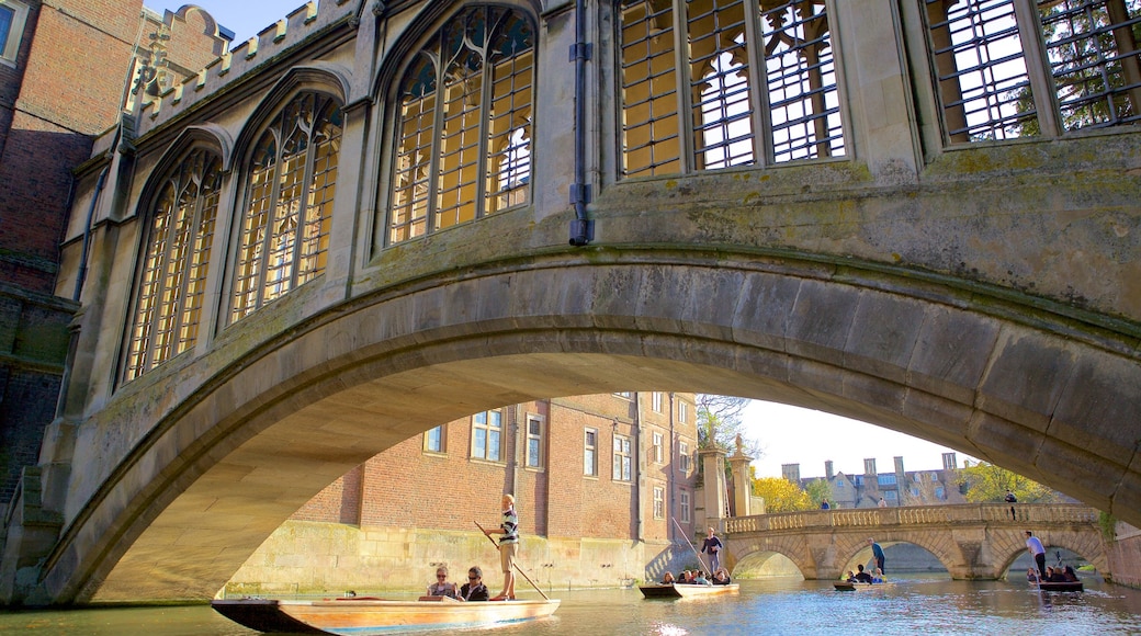 Brug der Zuchten toont een brug, historisch erfgoed en kajakken of kanoën