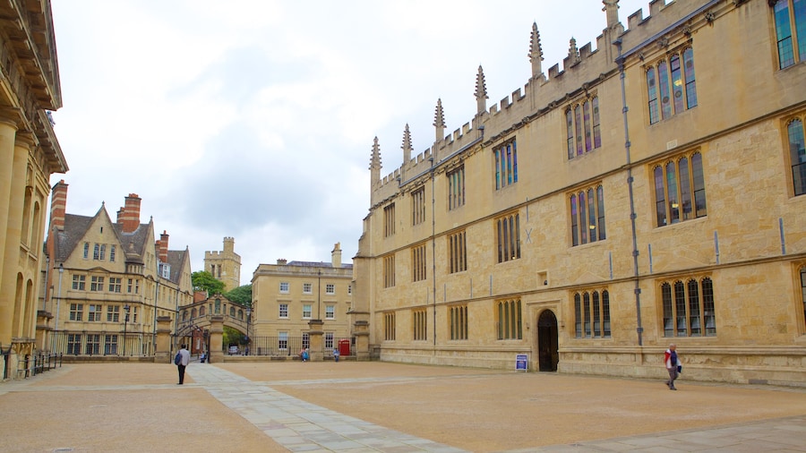 Bodleian Library mostrando elementos patrimoniales, arquitectura patrimonial y una plaza