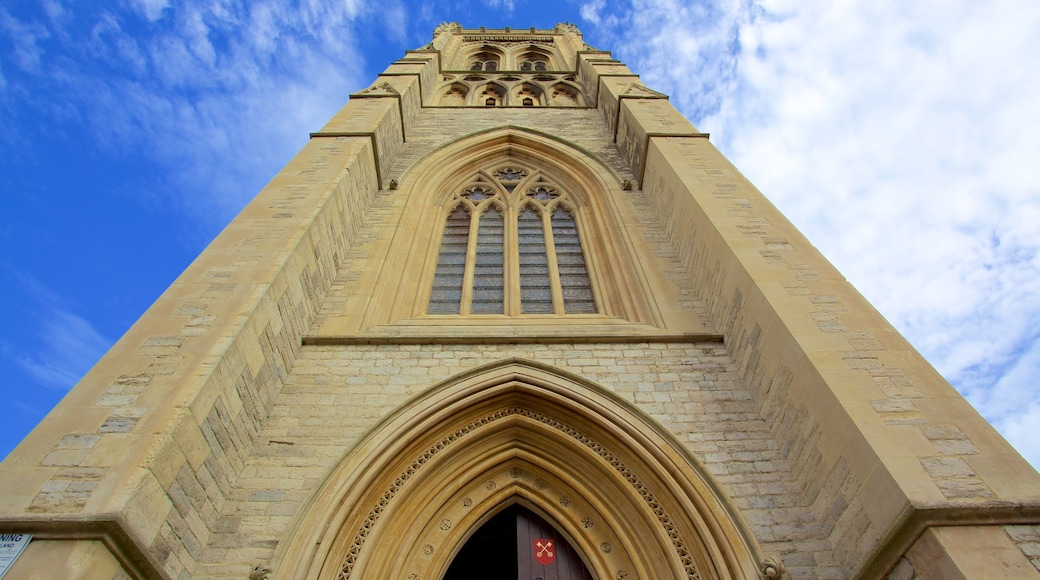 Igreja de São Pedro que inclui uma igreja ou catedral e elementos de patrimônio