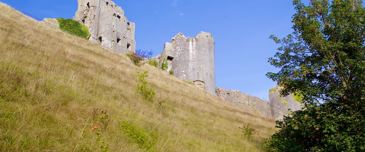 Corfe Castle featuring heritage elements, tranquil scenes and a ruin