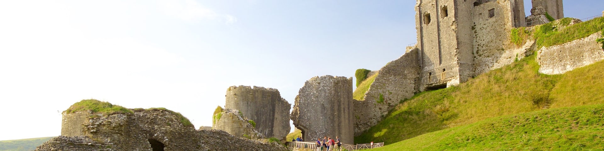 Corfe Castle showing tranquil scenes, a ruin and heritage elements