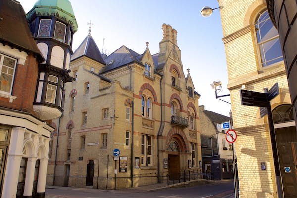 Cambridge Corn Exchange mettant en vedette scènes de rue et patrimoine historique