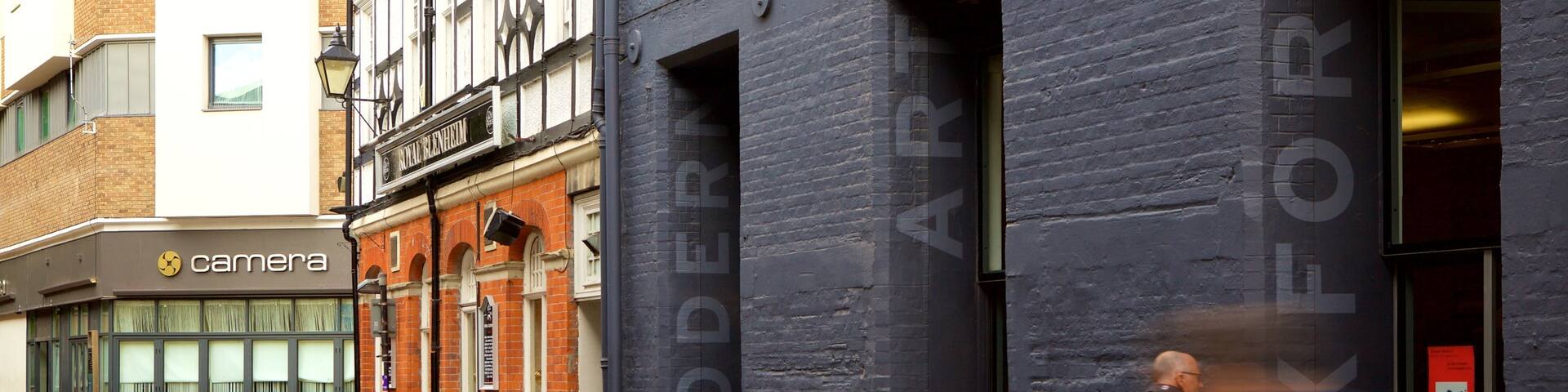 Modern Art Oxford mit einem Beschilderung und Straßenszenen