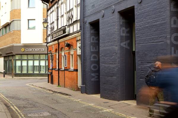 Modern Art Oxford mit einem Beschilderung und Straßenszenen