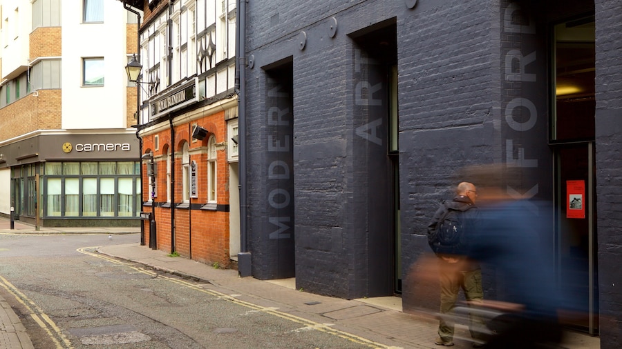 Modern Art Oxford ofreciendo señalización y escenas urbanas