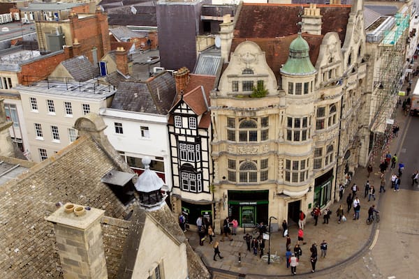 Tour de Carfax qui includes scènes de rue et patrimoine historique