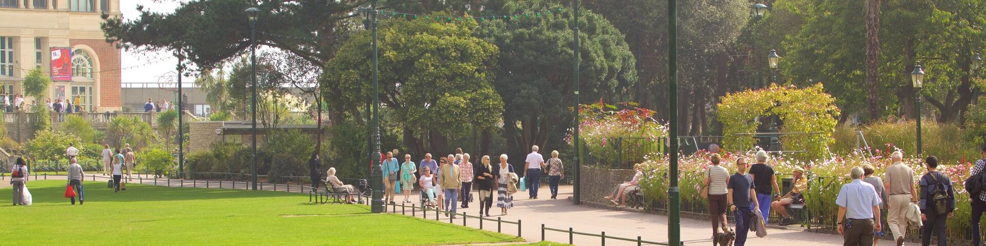 Bournemouth Lower Gardens das einen Wandern oder Spazieren und Park sowie kleine Menschengruppe