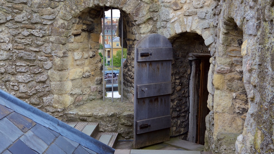 Oxford Castle Unlocked ofreciendo un castillo y elementos del patrimonio