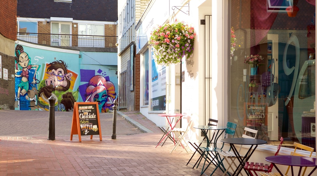 Brighton Lanes featuring outdoor art and café lifestyle