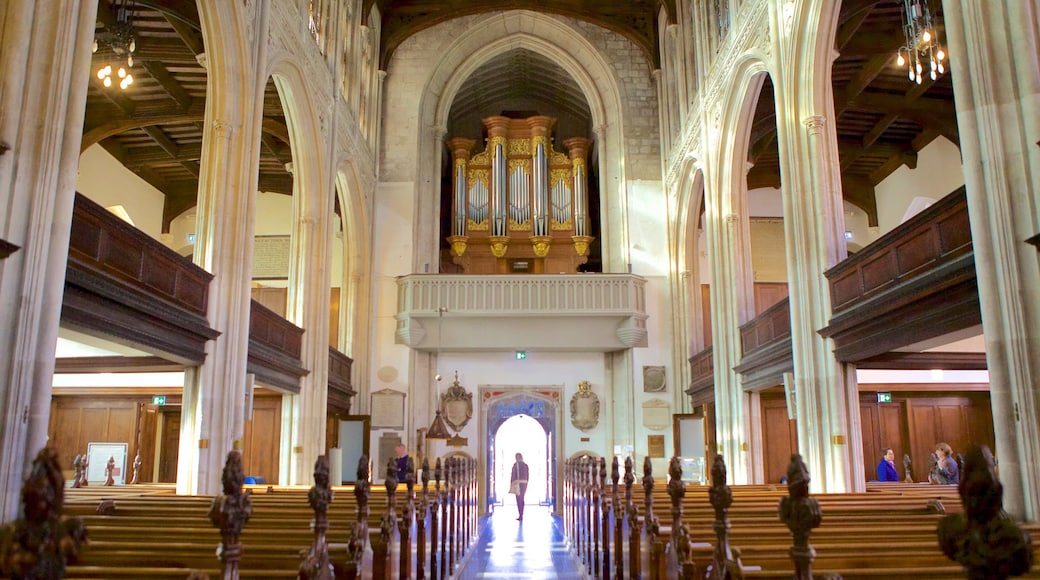 Church of St Mary the Great ofreciendo vistas interiores, una iglesia o catedral y patrimonio de arquitectura