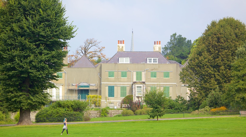 Preston Manor featuring a garden