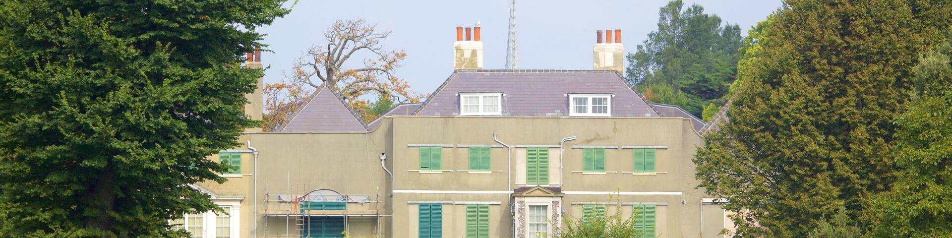 Preston Manor showing a garden