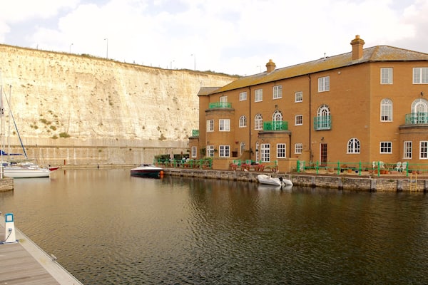 Brighton Marina montrant maison et marina
