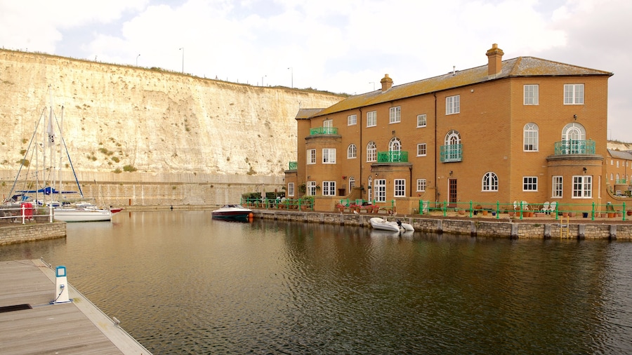 Brighton Marina som viser en marina og et hus