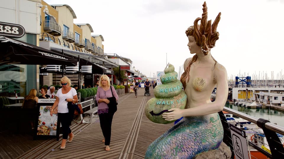 Brighton Marina mostrando una estatua o escultura y un puerto deportivo