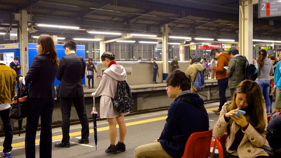 Urayasu som omfatter jernbanegenstande såvel som en stor gruppe mennesker