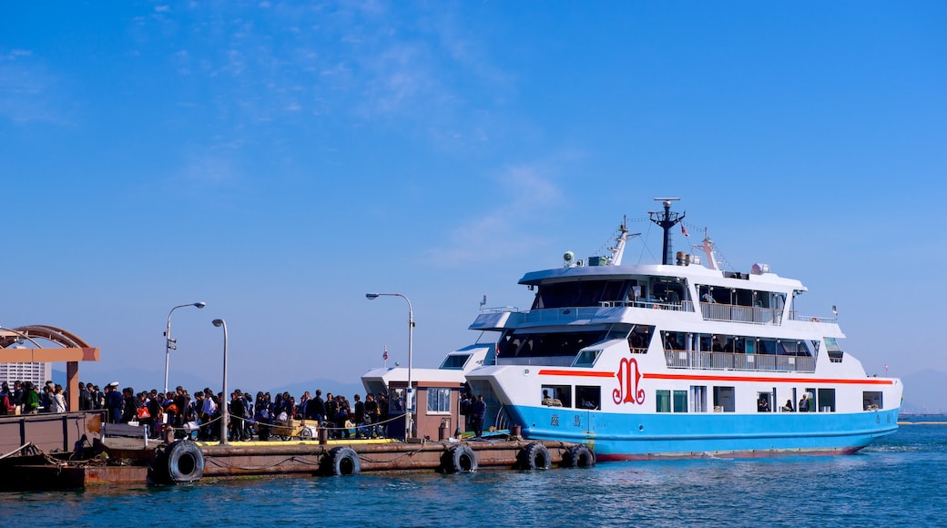 Terminal de Balsas de Miyajima mostrando cruzeiro e uma balsa