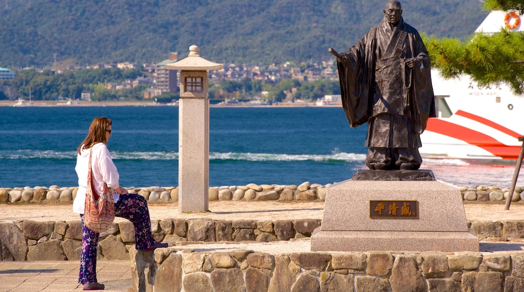 Hatsukaichi mit einem Monument sowie einzelne Frau