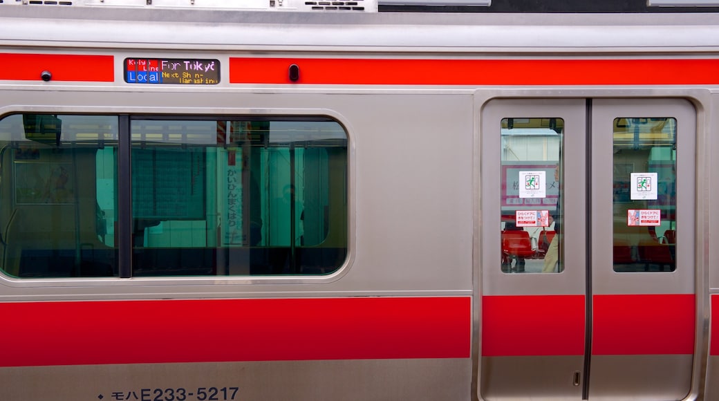 Makuhari que incluye artículos de ferrocarril