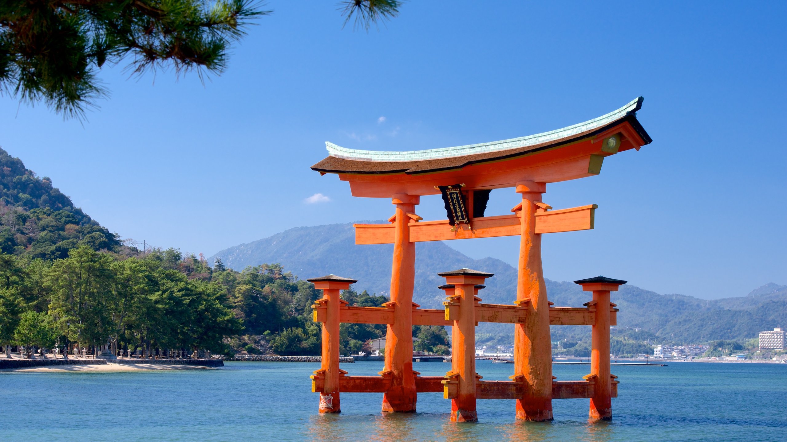 Sanctuaire d\'Itsukushima qui includes patrimoine historique et lac ou étang