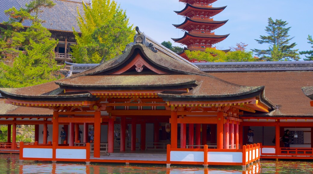 Santuário de Itsukushima mostrando elementos de patrimônio