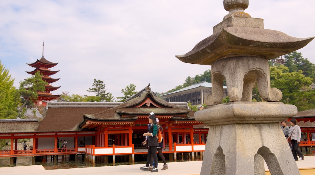 Santuário de Itsukushima mostrando elementos de patrimônio