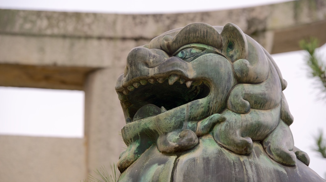 Santuário de Itsukushima caracterizando uma estátua ou escultura e elementos de patrimônio