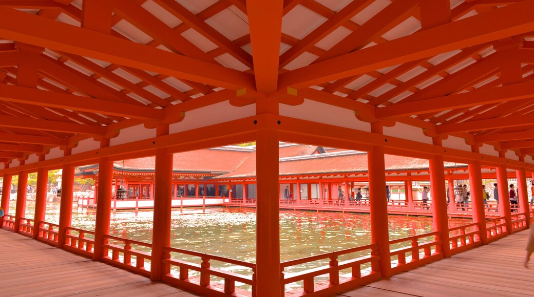 Santuário de Itsukushima que inclui elementos de patrimônio