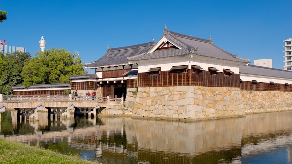 Hiroshima Castle showing château or palace