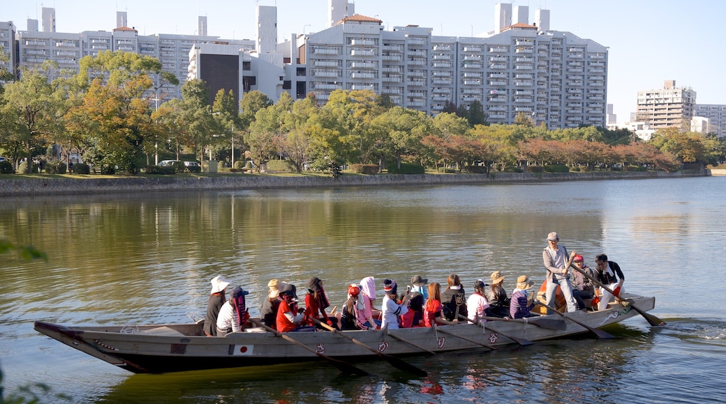 Castillo de Hiroshima ofreciendo kayak o canoa