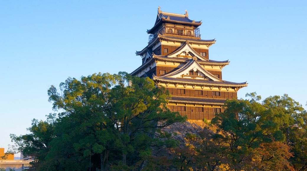 Hiroshima Castle which includes château or palace and heritage elements