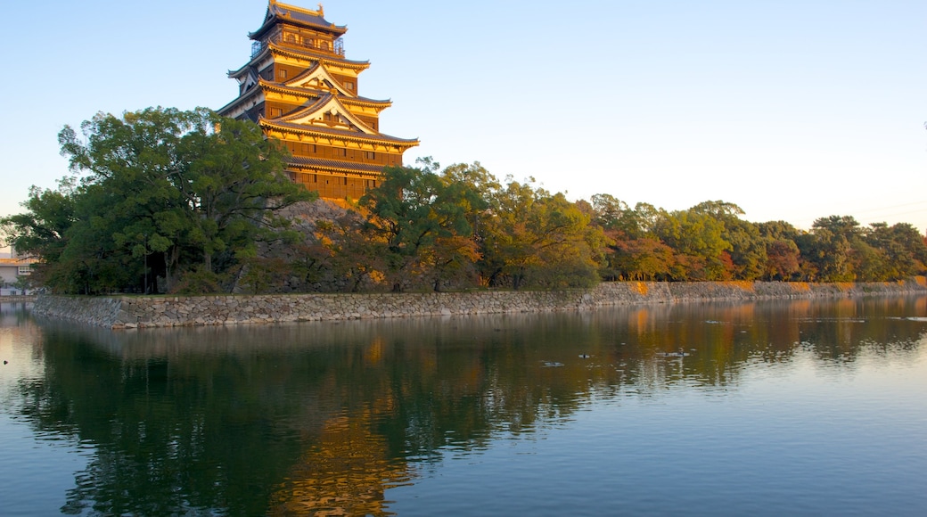 Castillo de Hiroshima que incluye elementos patrimoniales y palacio