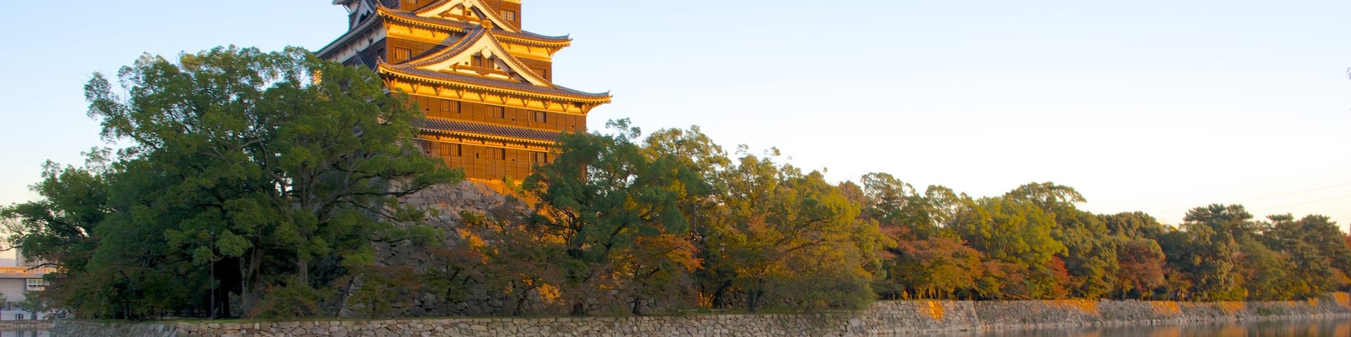 Hiroshima Castle which includes chateau or palace and heritage elements