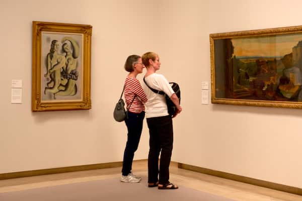 Hiroshima Museum of Art sowie kleine Menschengruppe