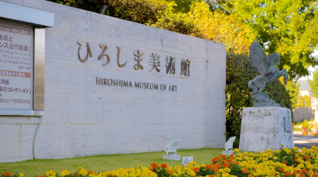 Museu de Arte de Hiroshima caracterizando sinalização, flores e uma estátua ou escultura