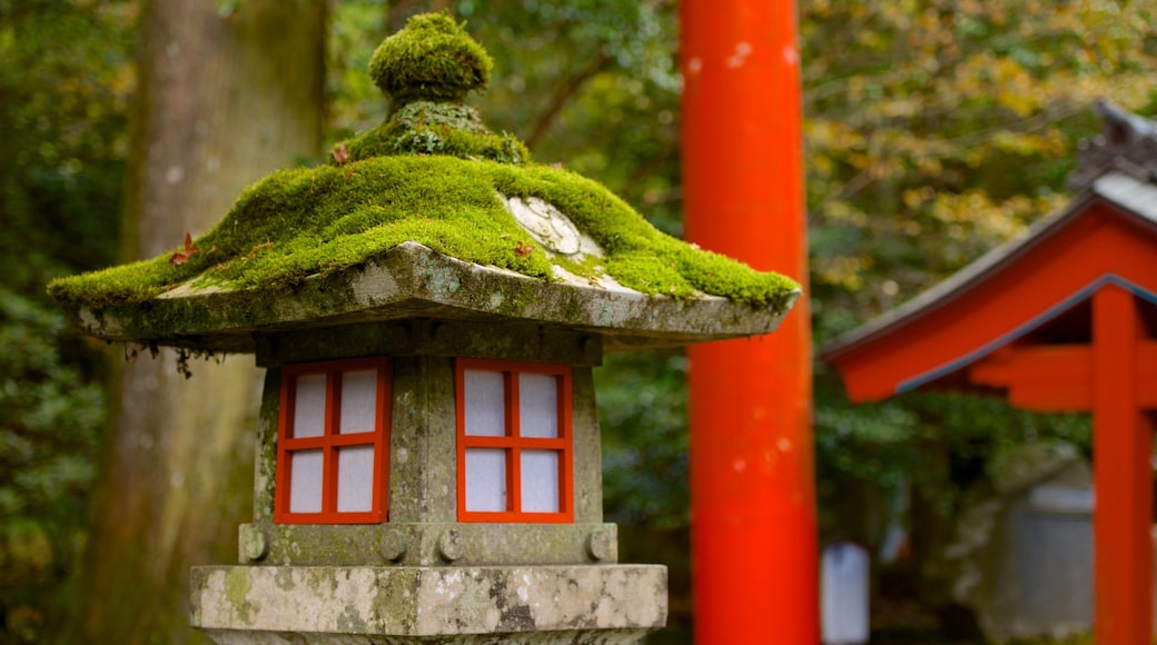 Hakone Shrine which includes a temple or place of worship and heritage elements