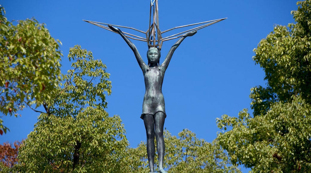 Monumento a la Paz de los Niños que incluye una estatua o escultura y un monumento