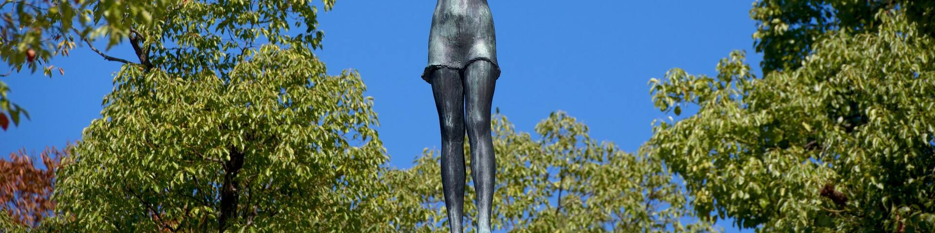 Children\'s Peace Monument showing a statue or sculpture and a memorial