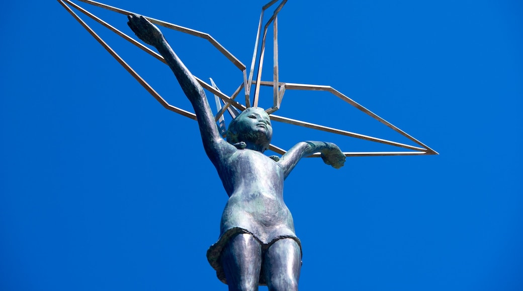 Monumento à Paz das Crianças que inclui um memorial e uma estátua ou escultura