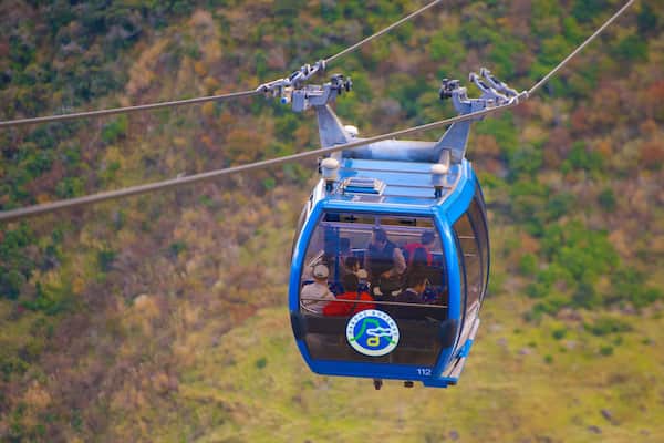 Hakone montrant gondole aussi bien que important groupe de personnes