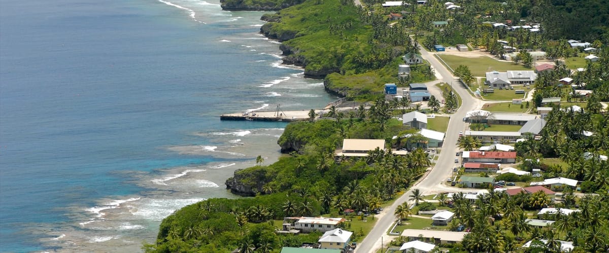 Alofi showing a coastal town and general coastal views
