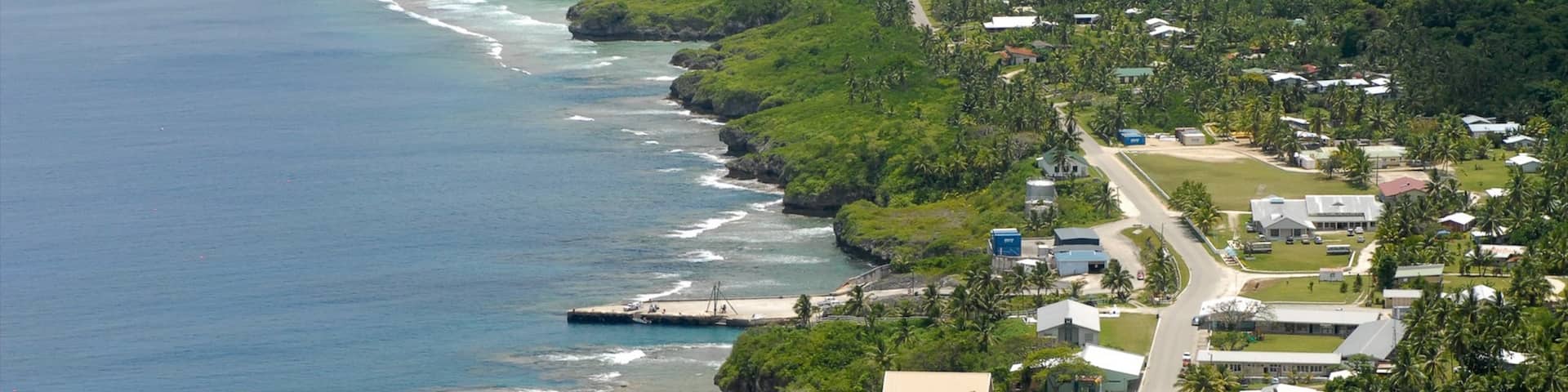 アロフィ フィーチャー 海岸沿いの町 と 海岸線の眺め