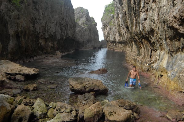 Matapa Chasm das einen Felsküste und Schlucht oder Canyon sowie einzelner Mann