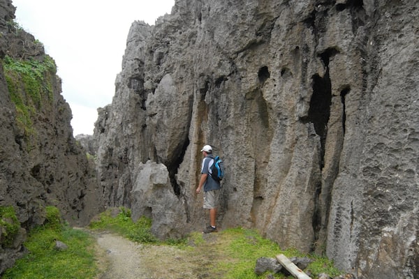 Togo Chasm das einen Schlucht oder Canyon und Wandern oder Spazieren sowie einzelner Mann