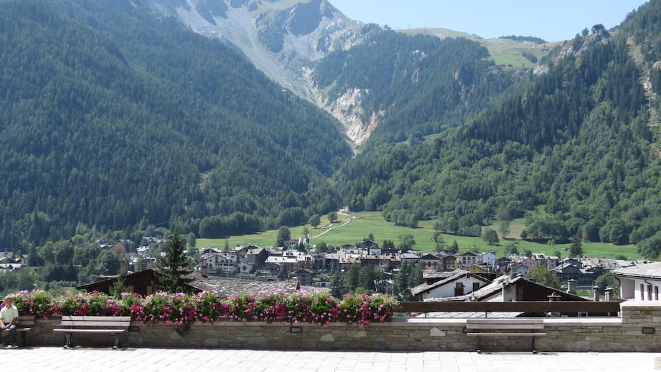 Courmayeur mettant en vedette petite ville ou village et montagnes